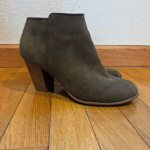 Old Navy Olive Faux Suede Basic Heeled Ankle Booties - Size 8
